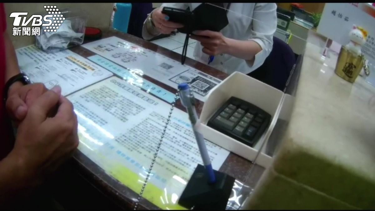 59歲男遭詐騙洗腦欲匯10萬美金 想追回虛擬貨幣投資款。(圖/TVBS)