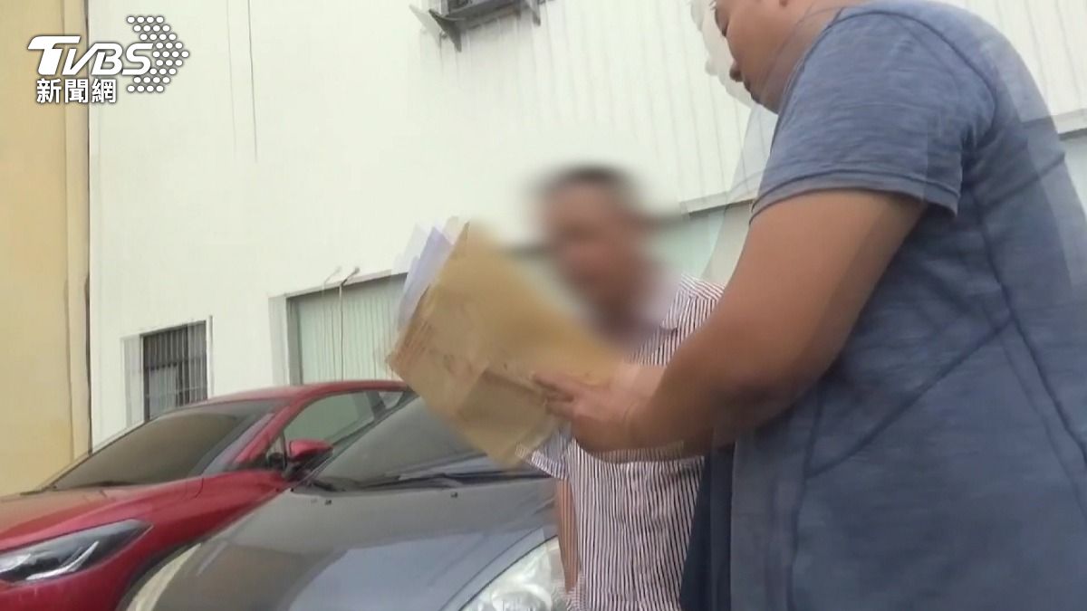 詐騙集團招攬白牌車司機 時薪千元專送外籍車手提款。(圖/TVBS)