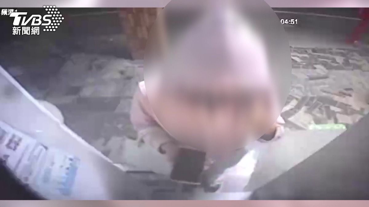 新加坡籍女子充當車手,在雲林縣各便利商店大量提領現金。(圖/TVBS)