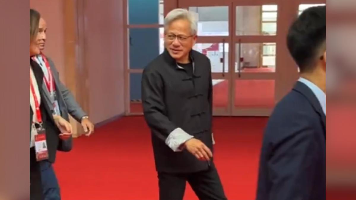 輝達執行長黃仁勳罕見穿一身唐裝，出席北京鏈博會開幕式。（圖／中新網）