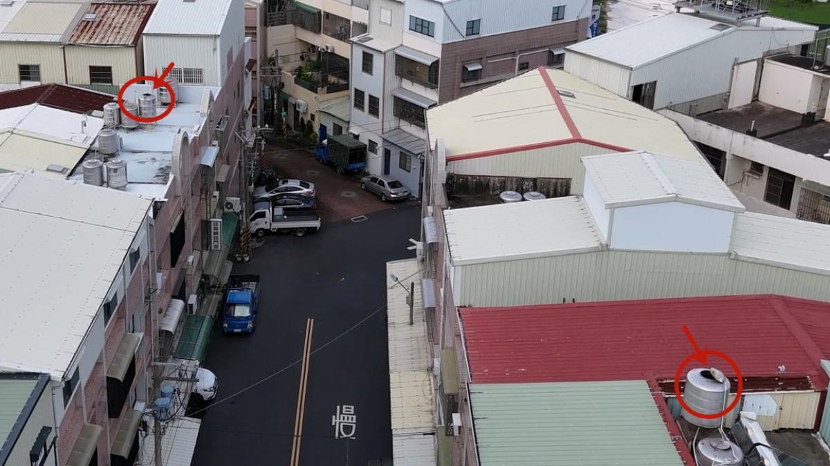 里長王金樹與當地里民一起使用空拍機拍下畫面,多戶住家水塔蓋被吹翻。(圖/翻攝自蘇青癸 臉書)
