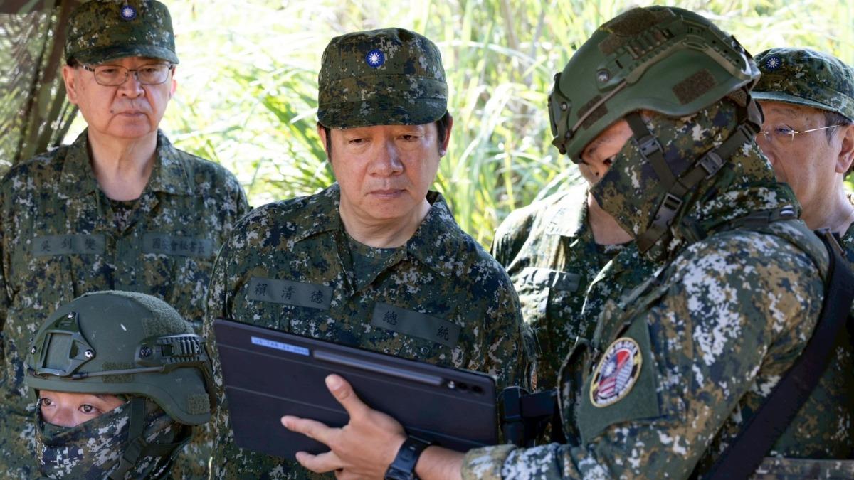 總統府公布總統15日視導漢光演習的照片,被發現說明官的臂章,似乎刻意揭露曾經赴美實彈射擊愛國者三型飛彈。(圖/總統府)