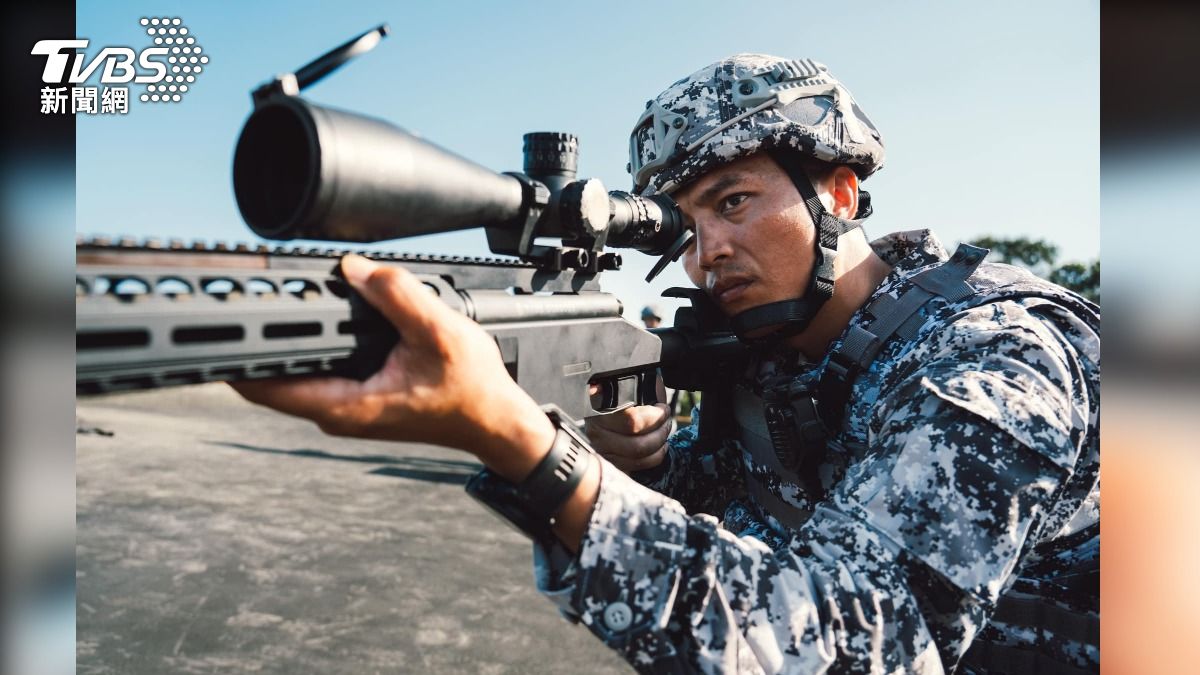 國軍釋出陸軍航特部狙擊手身穿新的城市迷彩,並說明目前處於試行階段。(圖/軍聞社)