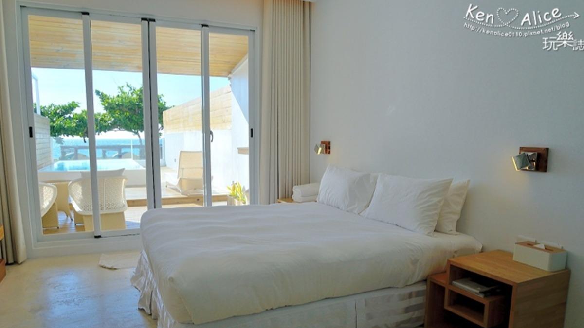 躺在床上就能欣賞海景。(圖/Ken&Alice 玩樂誌提供)