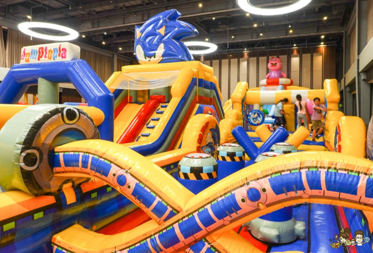 新加坡的「Jumptopia」氣墊樂園首次來台,更特別和音速小子聯名。(圖/跟著尼力吃喝玩樂提供)