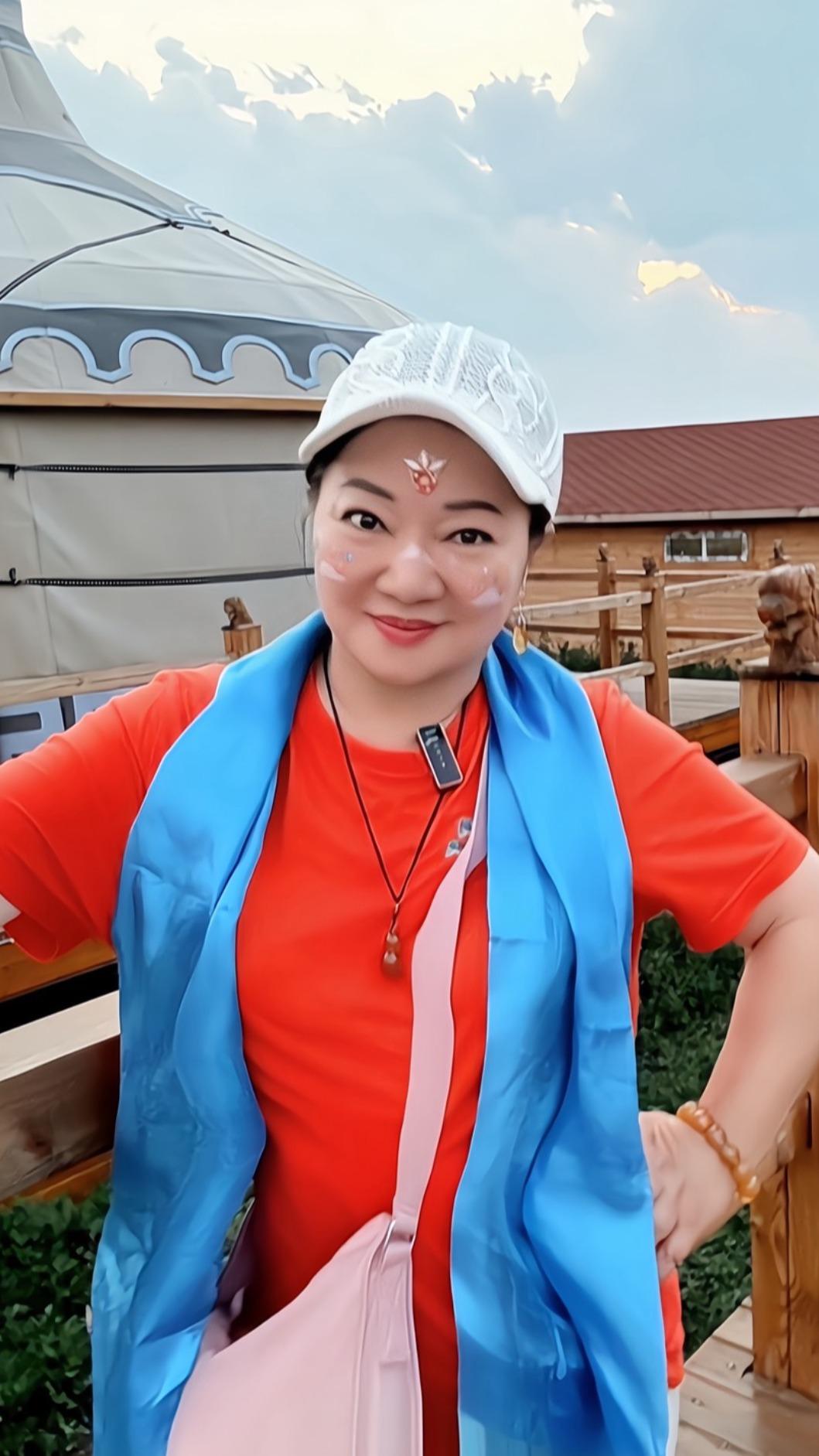 白冰冰臉上畫著彩繪住蒙古包。(圖/長興影視提供)