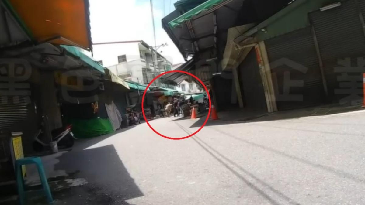 男子跟朋友喝酒起了口角,直接持刀當街砍向朋友。(圖/翻攝自黑色豪門企業)