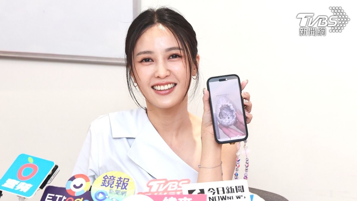 大元分享自己買的水晶龍蛋。(圖/黃城碩攝)