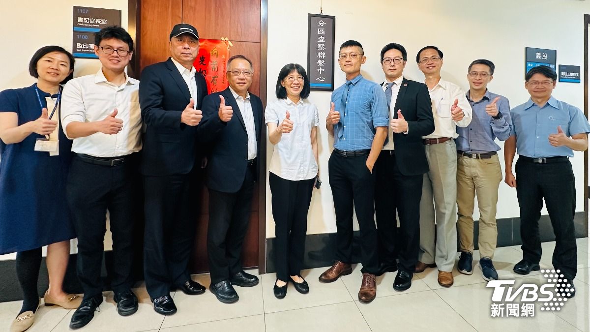 士林地檢署檢察長張云綺率主任檢察官為罷免查察小組街牌。(圖/士檢提供)