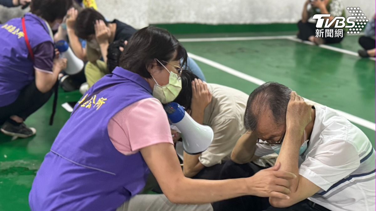 民眾疏散避難。（圖／林雅婷攝）