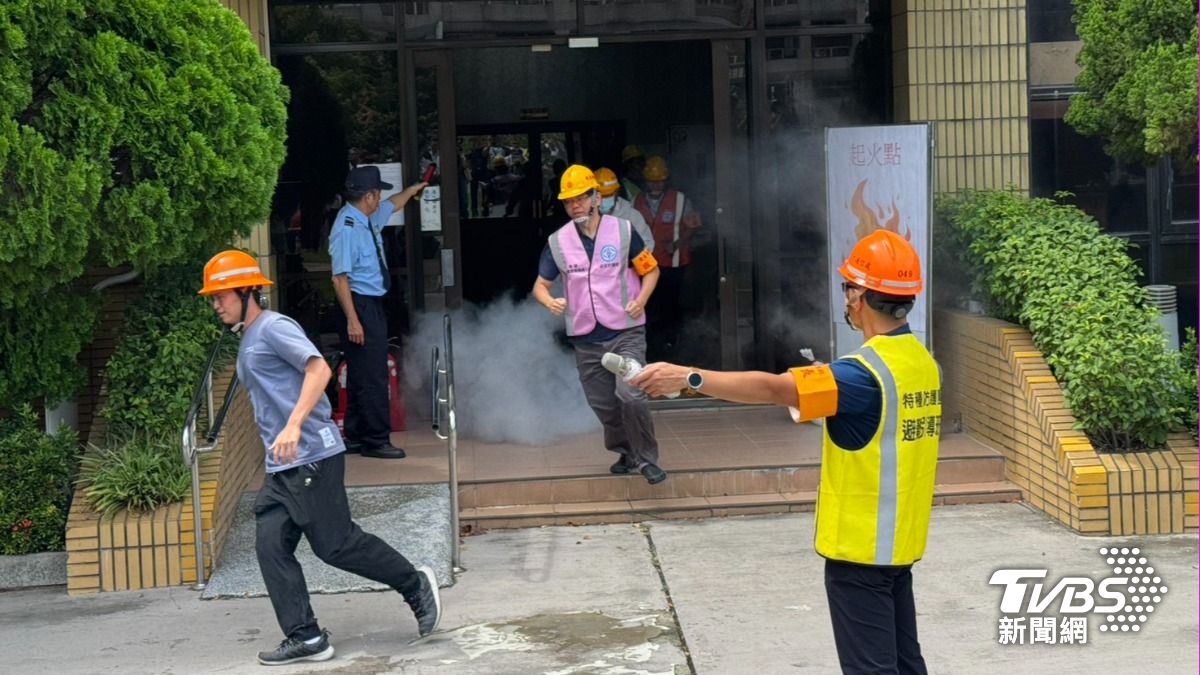 台灣電力公司高屏供電區營業處實施戰災搶救。（圖／林雅婷攝）