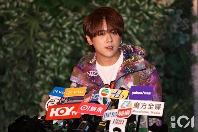 姜濤墮海意外後一日,在機場為事件作出詳細回應。(圖/香港01)