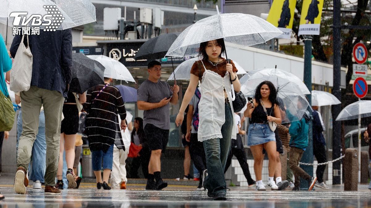 強風暴雨狂襲日本,強降雨在關東一帶引發災情,岐阜北部甚至出現龍捲風。(圖/達志影像歐新社)