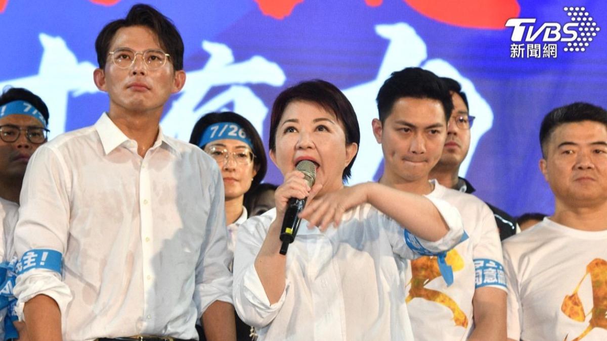 民眾黨主席黃國昌712現身台中反罷免造勢,與台中市長盧秀燕一起為藍委聲援。(圖/TVBS資料照)