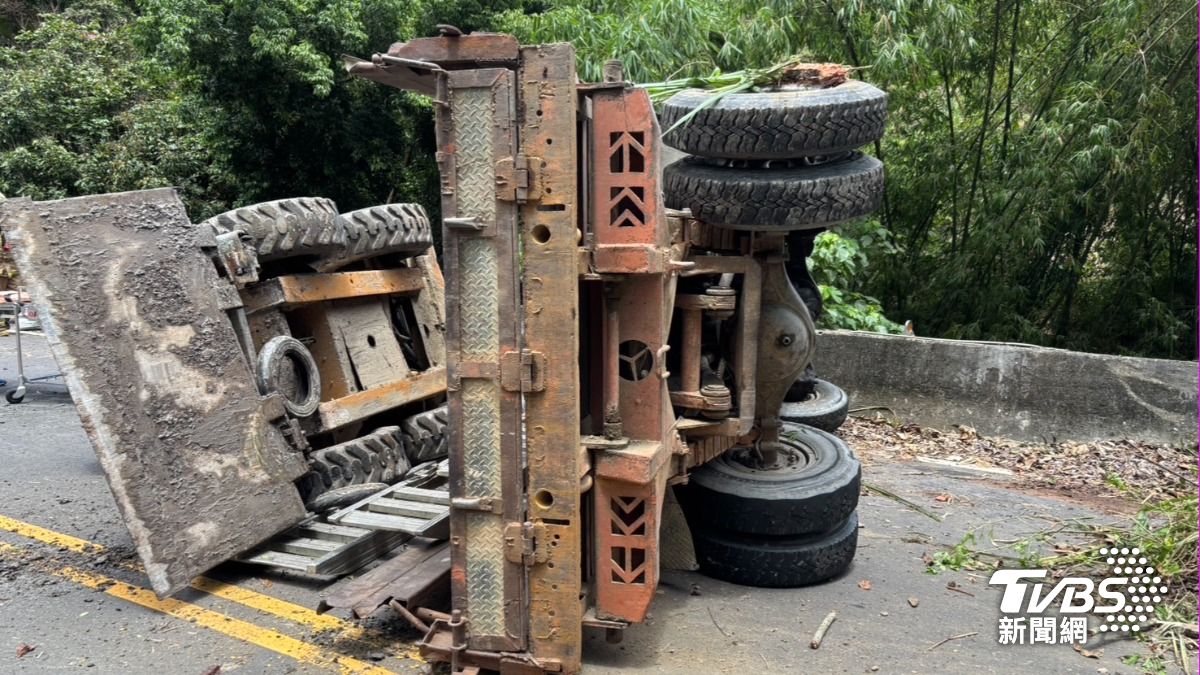 快訊/台南鐵牛車山坡翻覆 駕駛遭重壓「肢體扭曲」當場亡