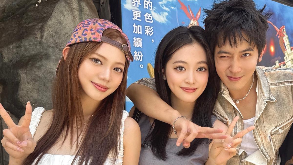 吳思賢跟王彩樺女兒拍照。(圖/華納音樂提供)