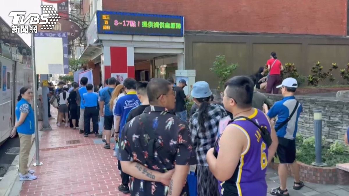 捐血送烤全雞活動，吸引了大批民眾排隊參與。(圖／TVBS)