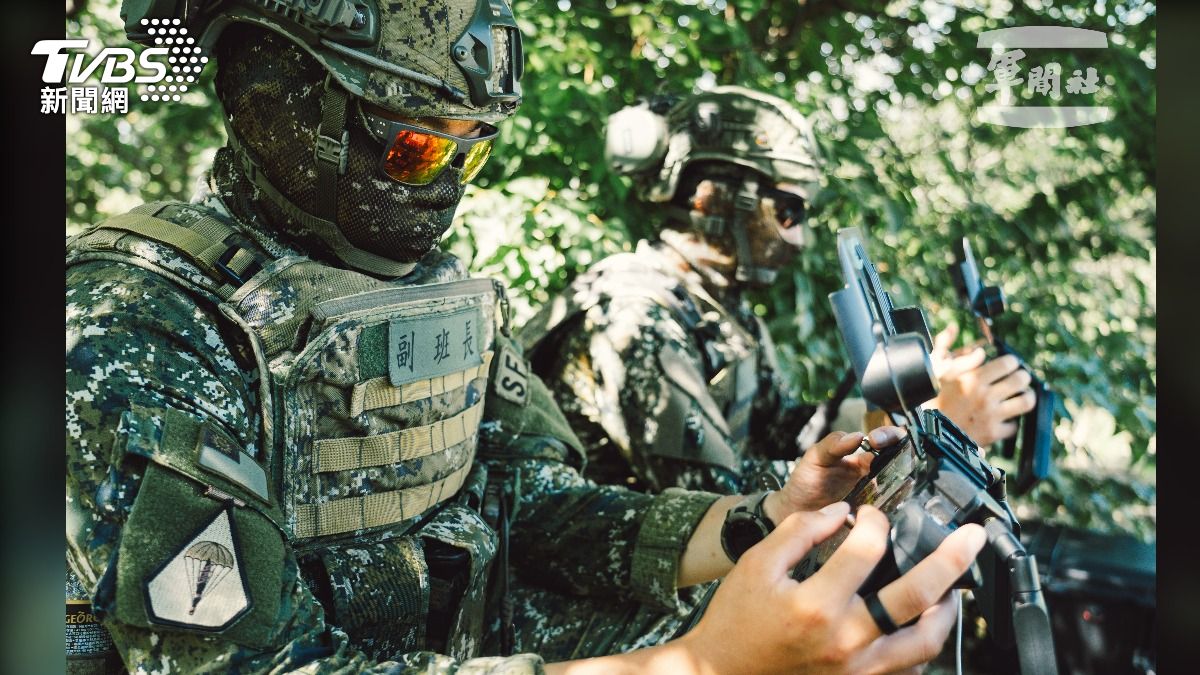 特戰官兵運用微型無人機實施空中偵察。(圖/國防部提供)
