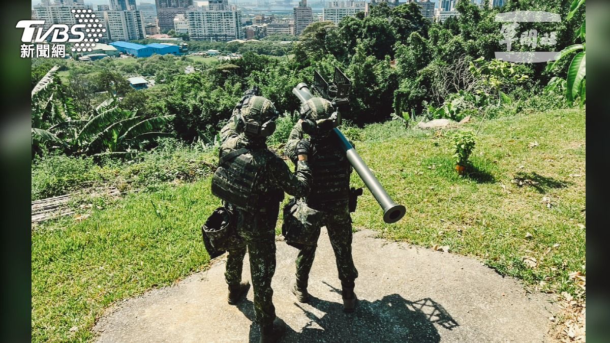 特戰官兵運用人攜式刺針飛彈,模擬攔截敵方空中目標。(圖/國防部提供)