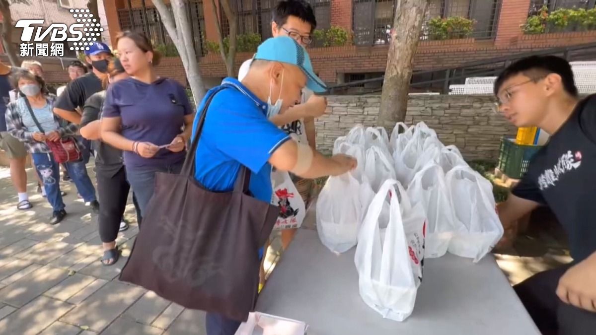 300張烤雞兌換券半小時秒殺。(圖／TVBS)