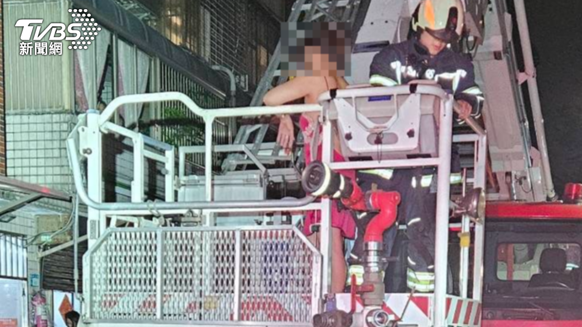 女子最後搭乘雲梯車返回地面。（圖／翻攝畫面）