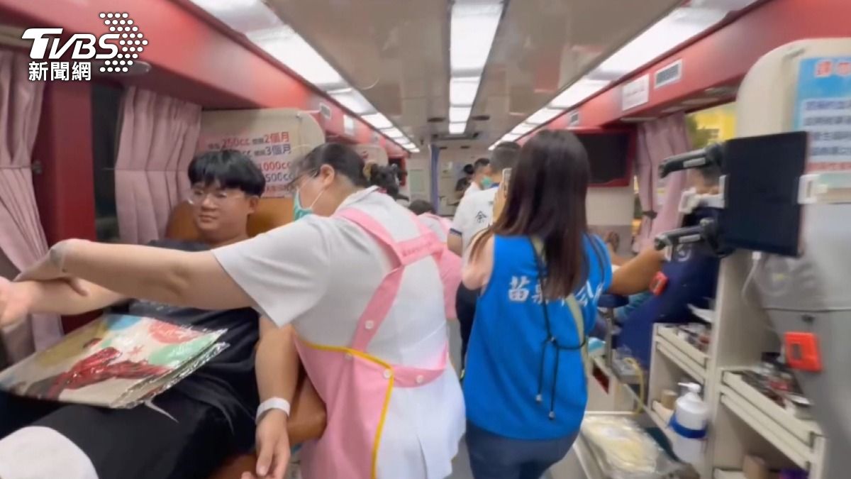 苗栗民眾捲起袖子，熱情響應血庫告急。(圖／TVBS)