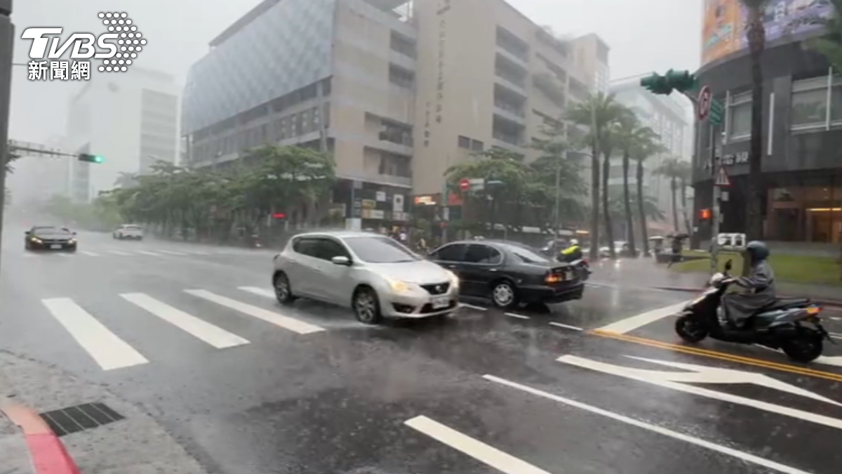 大雨轟炸內湖科學園區。(圖/TVBS)