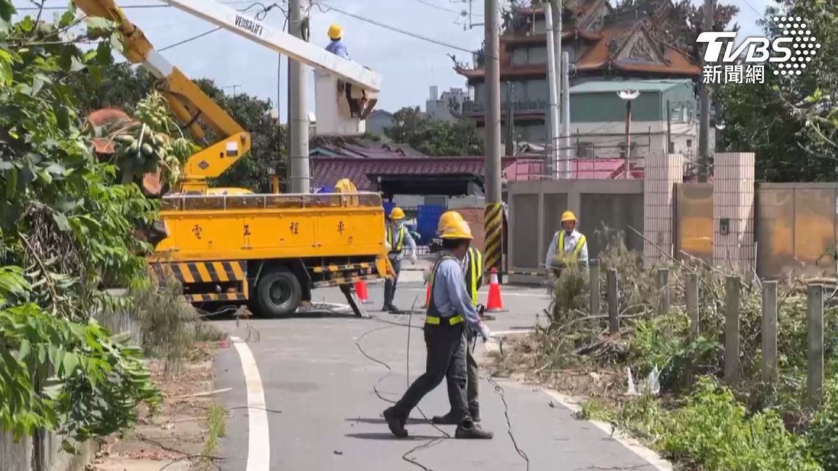 為了幫災民搶修復電,整整八天沒有回家,沒想到隔天卻發生意外(圖/TVBS)