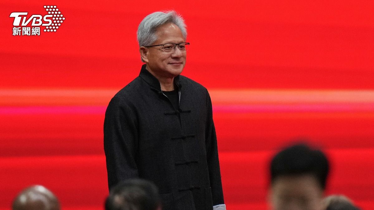 黃仁勳北京中文演說頻看稿 秒改說英文自嘲:不折磨你們