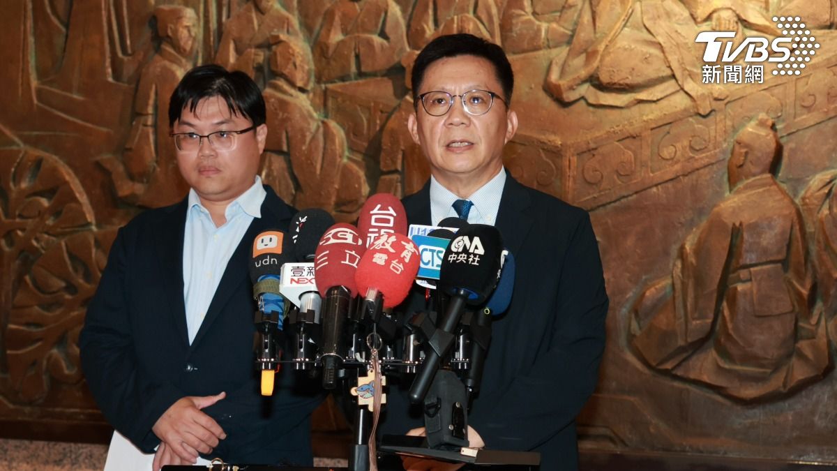 教育部次長張廖萬堅(右)、朱俊彰(左)出面回應台師大女足案。(圖/潘建樺攝)