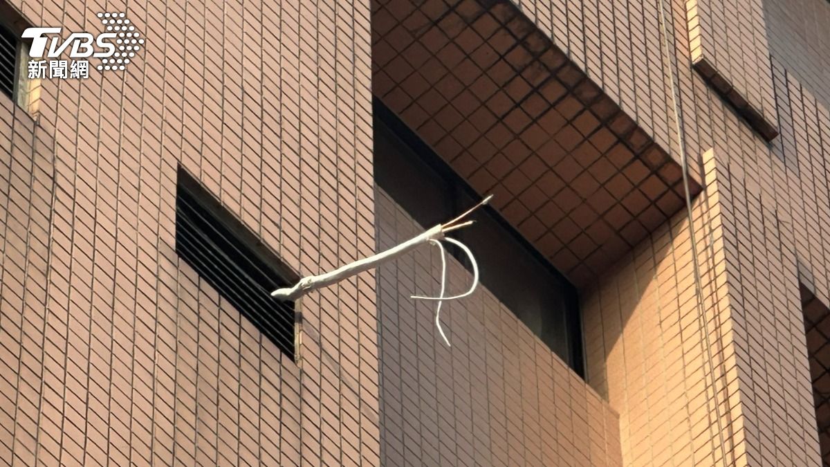 洪姓工人裝新冷氣,不慎從基隆台電大樓6樓處墜至1樓。 (圖/TVBS)