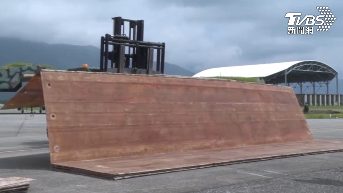 空軍模擬跑道遭飛彈攻擊，隨即拚速度建立最小起降帶。（圖／青年日報）