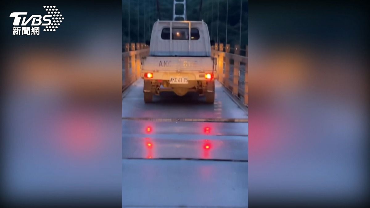 全國最長車行吊橋嚴重損毀！民眾驚見河床，如進行越野挑戰。(圖／提供 余帆)