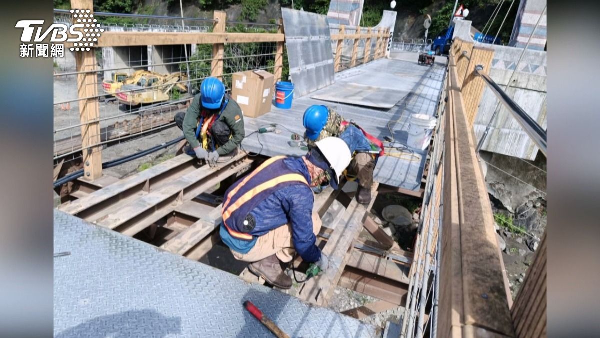 超重砂石車闖入釀禍！高雄吊橋再遭破壞，居民出入受阻。(圖／提供 余帆)