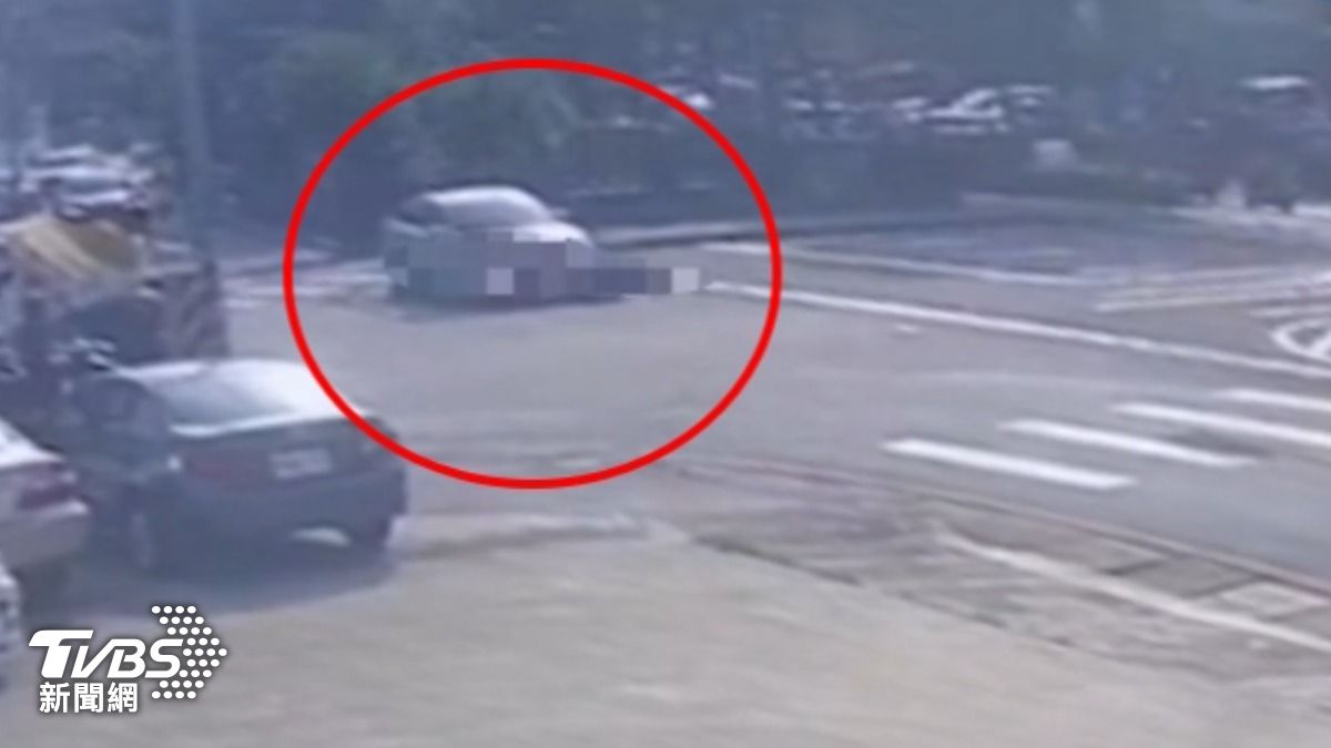 68歲女駕駛闖紅燈 追撞女騎士釀死亡車禍。(圖/民眾提供)