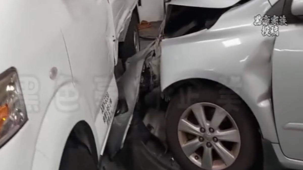 75歲老翁驗車前突失控撞毀車。（圖／翻攝黑色豪門企業）