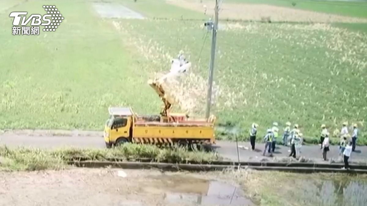 勞檢局模擬事發當時,李元瀚在進行升空作業,疑似逆送電釀禍。(圖/TVBS)