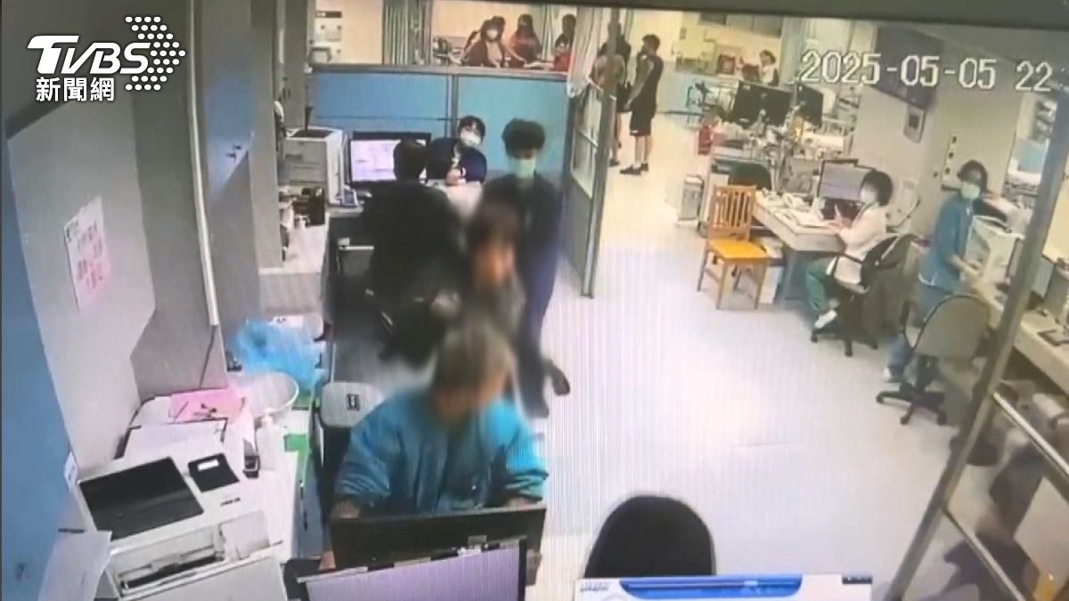 女患者持剪刀欲刺向醫生!護理師從後出手奪刀。(圖/醫院提供)
