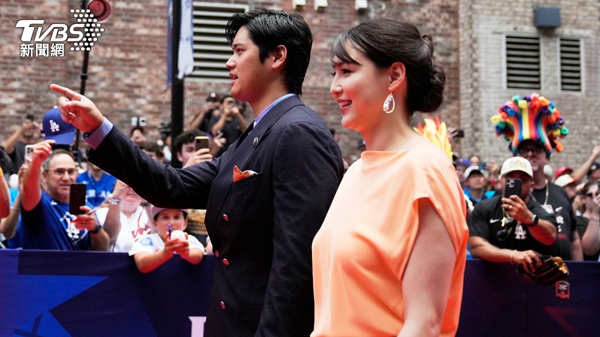 大聯盟全明星賽紅毯秀,大谷翔平與愛妻田中真美子一同出席,成為全場焦點。(圖/達志影像美聯社)