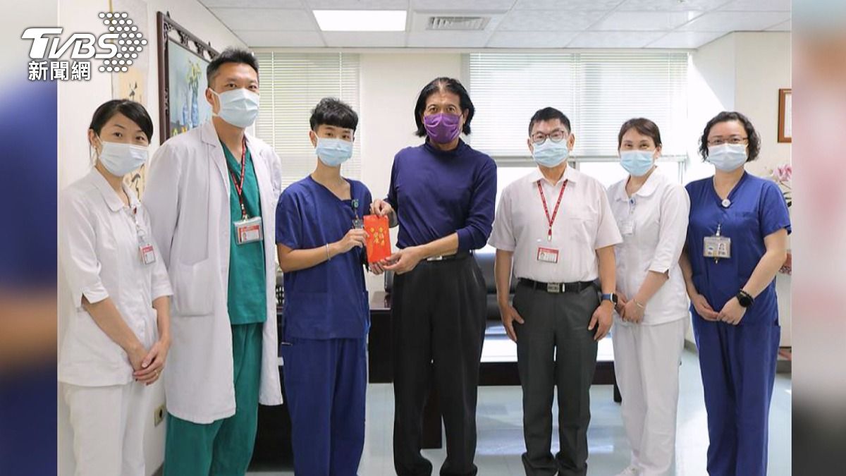 護理師機警奪刀,醫院記大功並發給1萬2千元獎金。(圖/醫院提供)