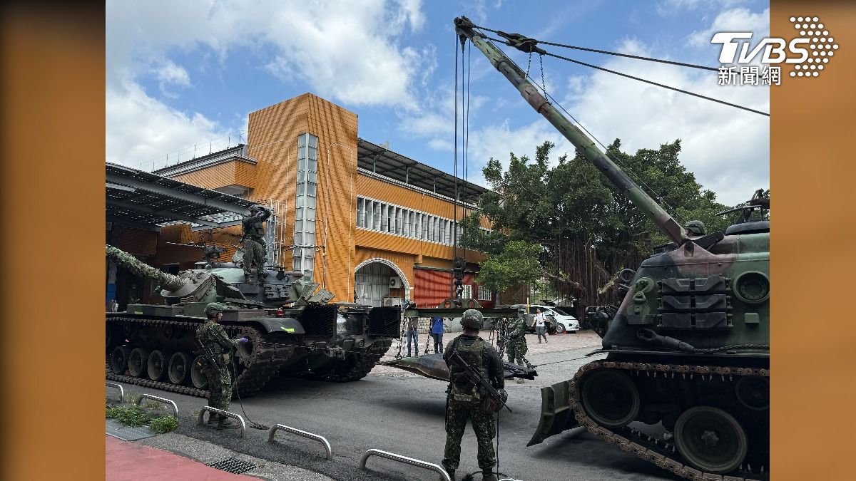 漢光演習第八天,陸軍裝甲旅和後勤單位,在桃園校園中進行「戰車野戰搶修作業」(圖/TVBS)