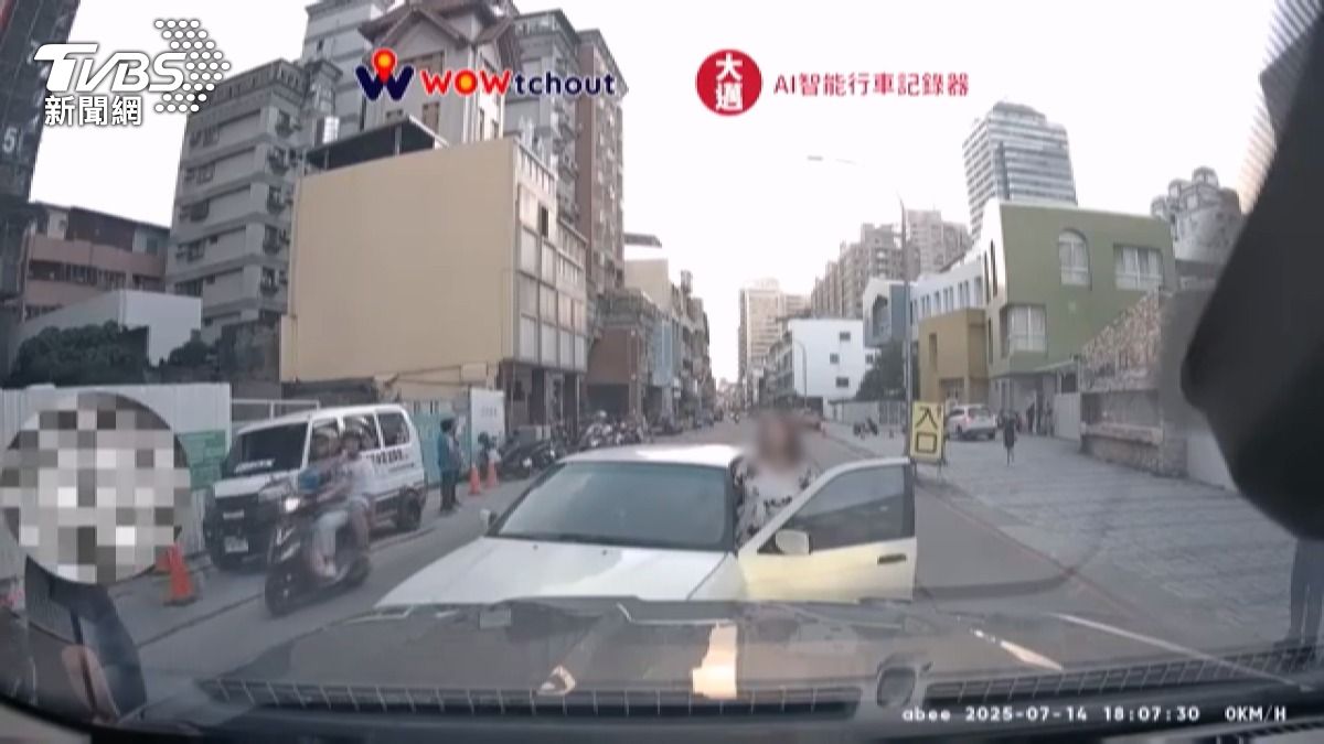 皮卡遭逆向撞擊 女駕還想「巴庫」。(圖畫面曝畫面翻攝自 WoWtchout - 地圖型行車影像分享平台)