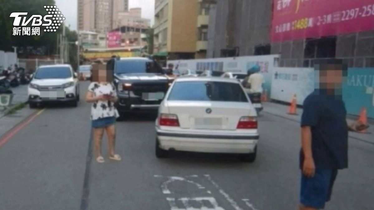 新車才上路2週慘遭撞!白車「逆向直球對決」 皮卡男崩潰了。(圖/警方提供)