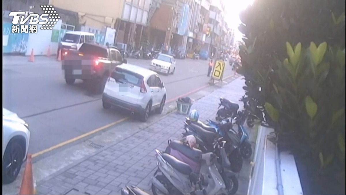 新車才上路2週慘遭撞!白車「逆向直球對決」 皮卡男崩潰了。(圖/警方提供)