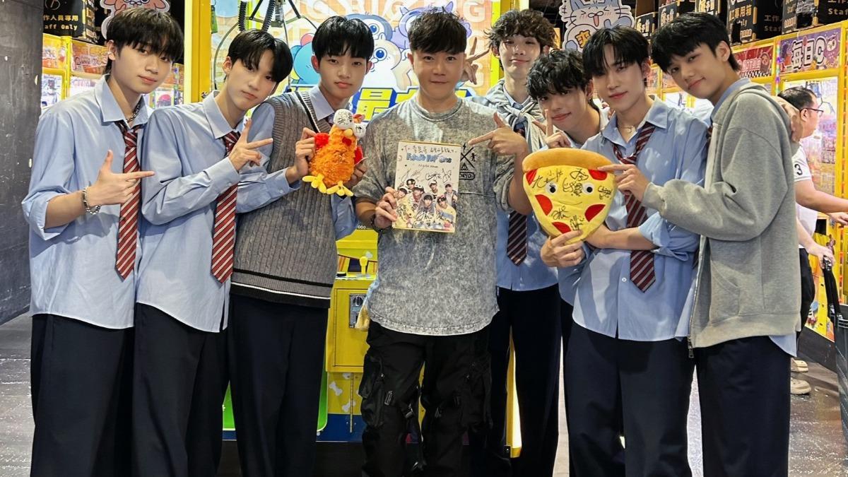 李岳Fun4夜直播找來了人氣男團F.F.O直接實境「夾娃娃」。（圖／李岳提供）