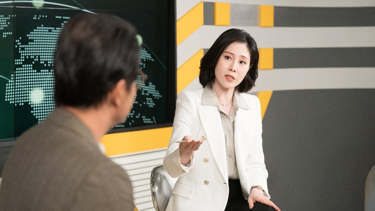 蔡亘晏飾演新聞主播洪麗芳。（圖／CATCHPLAY提供）
