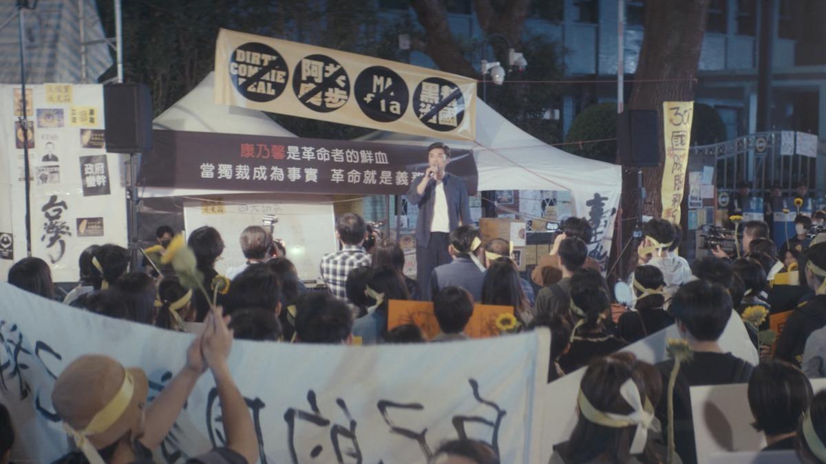《親密之海》探討民主自由前提下，新世代面臨的困境。（圖／CATCHPLAY提供）