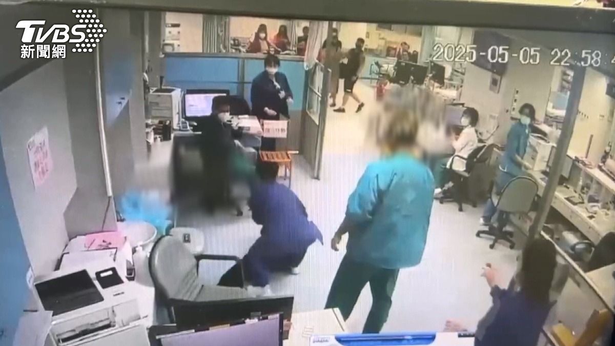 護理師將女患者壓制在地。(圖/醫院提供)
