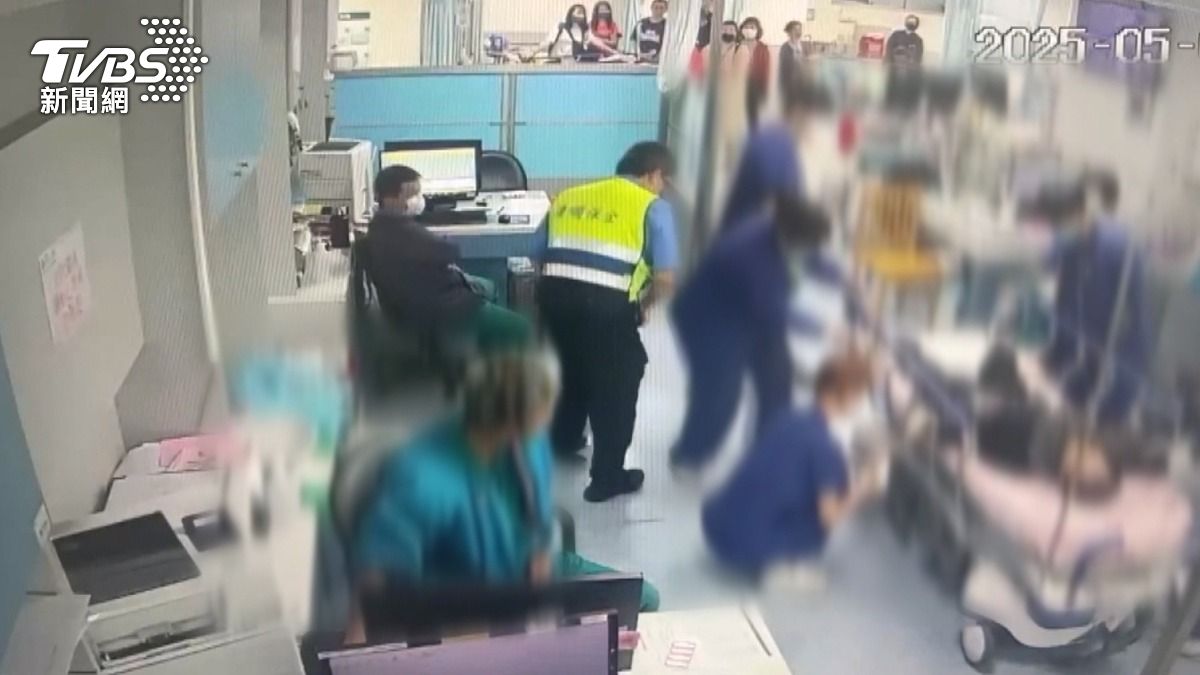 女患者被抬上病床約束強制就醫。(圖/醫院提供)