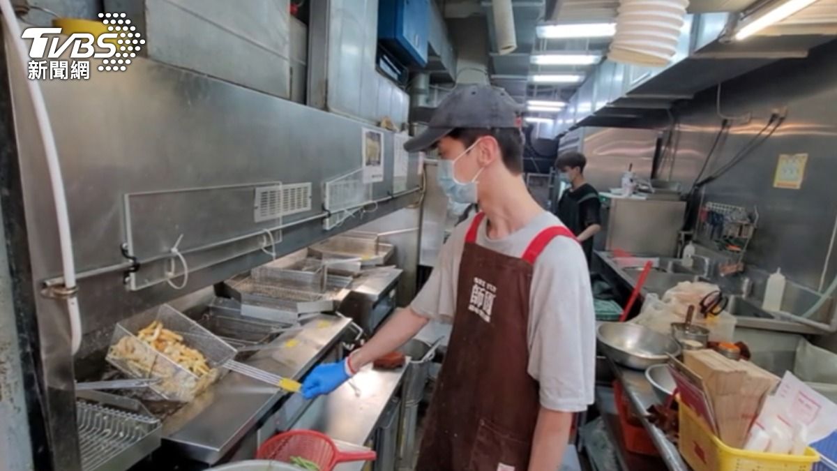 鹽酥雞店員不輕鬆,除了廚房很熱,油還會噴濺。(圖/TVBS)